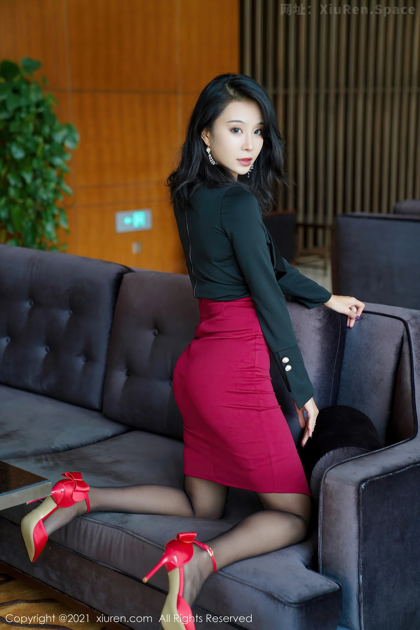 图片[6]-[XiuRen秀人网]VOL.3689 模特蓝夏Akasha北京旅拍脱职场OL制服露性感蕾丝内衣诱惑写真40P-秀人网官方网站